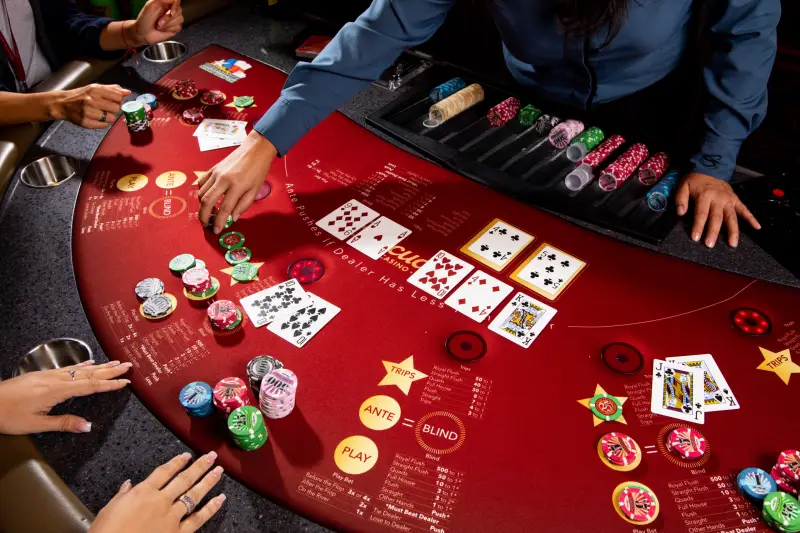 Dealer chia bài poker Vinwin